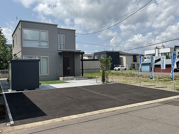 【外観】1・2階の窓位置を合わせたデザイン的な外観（2025年6月撮影）