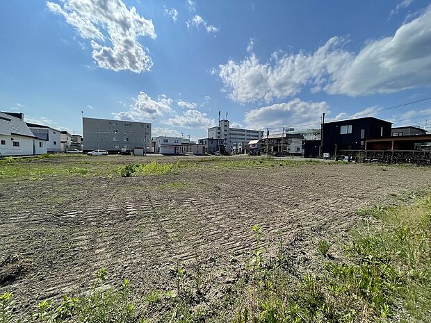 【【区画6】左から撮影】間口が11m以上あり、お車2台を並列で駐車可能です（2025年6月撮影）