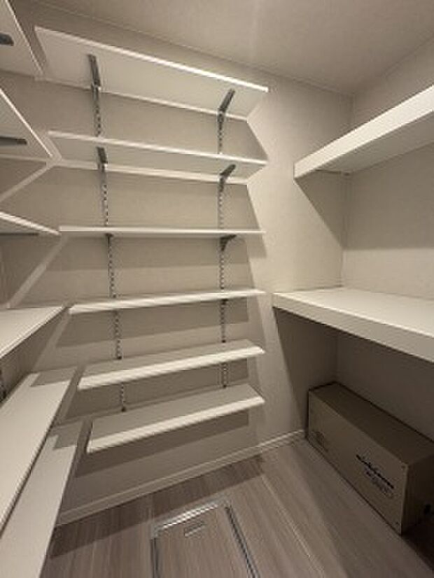 【納戸】可動の棚を備えた納戸。日用品のストックはこちらに収納！（2025年12月撮影）