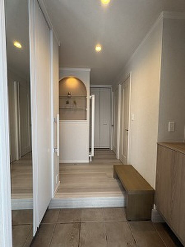 【玄関】玄関には小物を飾れる可愛らしいニッチを採用（2025年12月撮影）