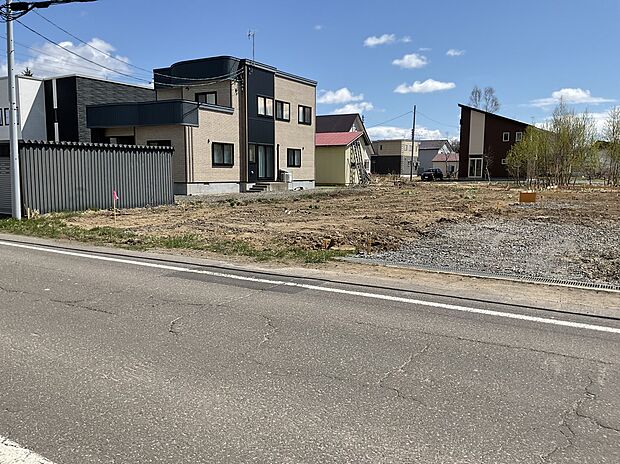 【右から撮影】前面道路が10m以上あり、冬道も安心です(2026年4月撮影)