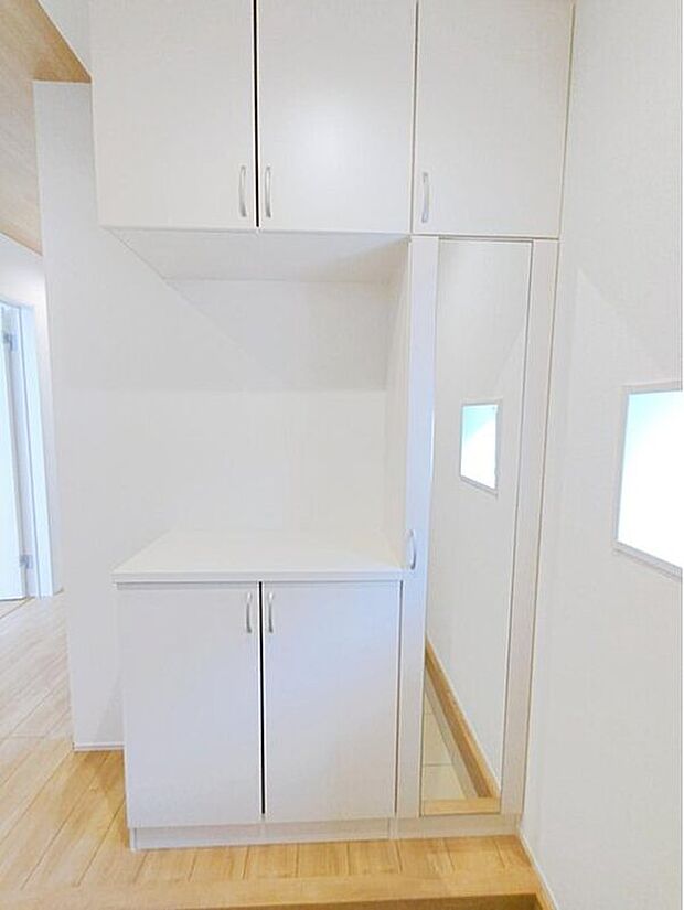☆Shoesbox☆
コの字型の玄関収納を採用。多くの靴を収納できる上、飾り棚を利用してお越しいただくお客様をおもてなしできます。姿見付きなので、お家を出る前にコーディネートの最終チェックができます♪