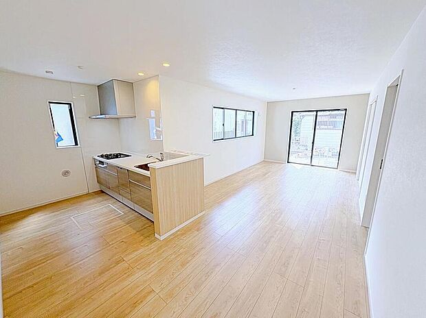 大きな南窓のあるリビングは、陽光あふれる明るい空間です。居心地良く、ご家族皆がゆったり寛げる憩いの空間となりそうです。