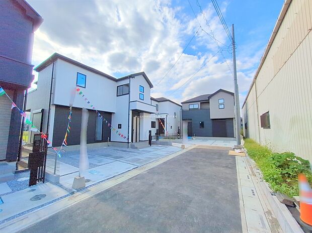 ☆前面道路の様子☆
カースペース２台分ございます。
通風・採光ともに良好な住まいです。
平日・お仕事帰りなど、いつでもご案内いたします！お気軽にお問い合わせ下さい。