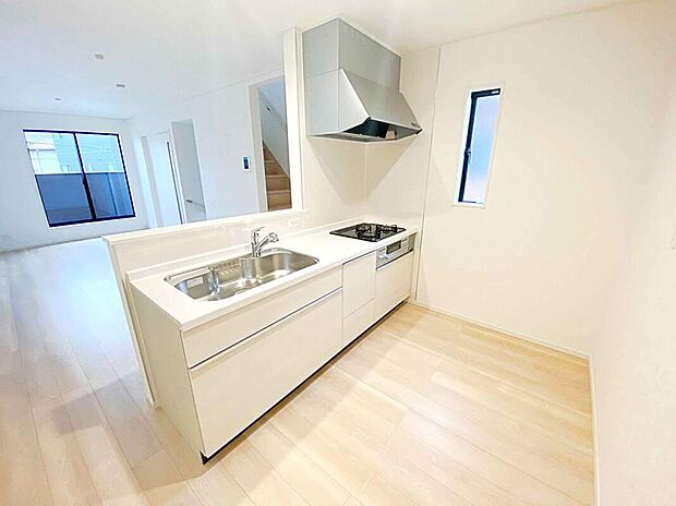 ☆Kitchen☆
対面式キッチンですので、お食事の準備をしながらご家族との会話を楽しめます。大容量の収納スペースは取り出しやすくしまいやすいです。大きな鍋などもラクに取り出せます♪