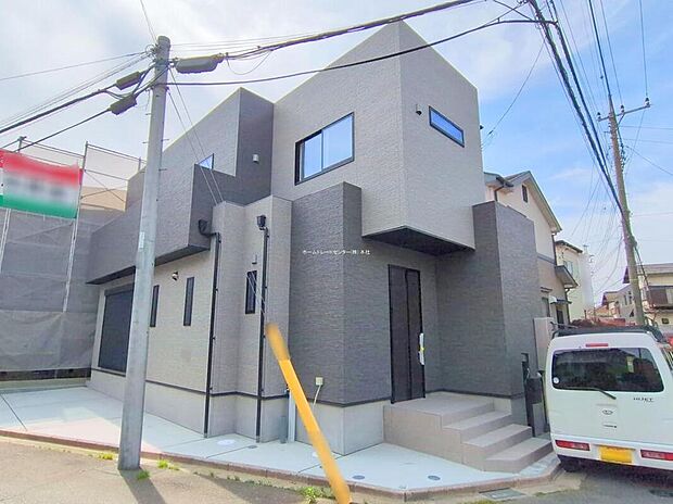 ☆外観の様子☆
角地なので通風・採光共に良好です☆
住環境良好な人気の低層住居専用地域に立地しております。守られた環境は、お子様との暮らしにもおすすめです。