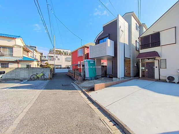 ☆前面道路の様子☆
ビルトイン車庫ございます。
平日・お仕事帰りなど、いつでもご案内いたします!お気軽にお問い合わせ下さい。