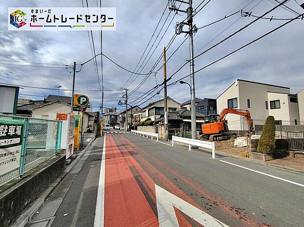 ☆前面道路の様子☆
カースペースございます。
当日のご見学予約も承ります。同じものは2つとない「夢のマイホーム」との出会いが待っているかもしれません。