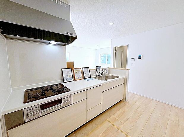 ☆Kitchen☆
人工大理石トップのシステムキッチン。見栄えもよくお手入れもスムーズに出来ます。