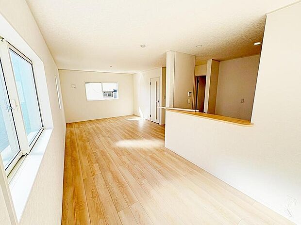 ☆Livingroom☆
採光良好なリビングは、ご家族の憩いの空間。居心地の良い快適な安らぎの場所にもなりそうです。
