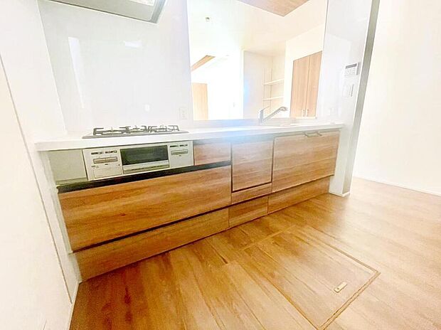 ☆Kitchen☆
ビルトイン式の食器洗い乾燥機を標準設置しています。家事の手間を大幅に削減してくれるお役立ちアイテムは、洗浄力が高いうえ、除菌効果にも優れております。