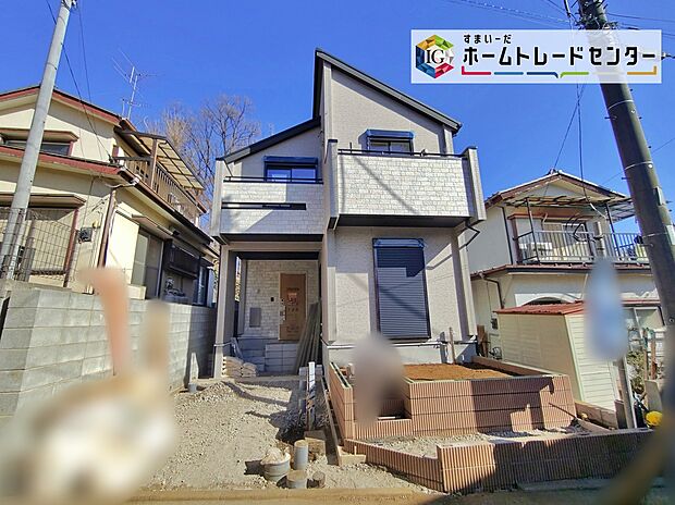 ☆現地の様子☆
長期優良住宅＋住宅性能表示【建設】【設計】W取得の永住邸誕生しました。
食洗機付システムキッチン、明るく開放感のある吹抜けや折上げ天井を配したおしゃれなＬＤＫです。