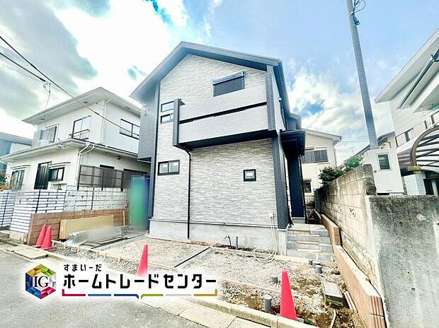 ☆外観の様子☆
周辺には緑豊かな場所が多く、穏やかな時が流れる落ち着いた住環境の低層住宅地です。
ゆとりの広さを誇る魅力あふれる邸宅です。
省エネ性能ラベル取得！