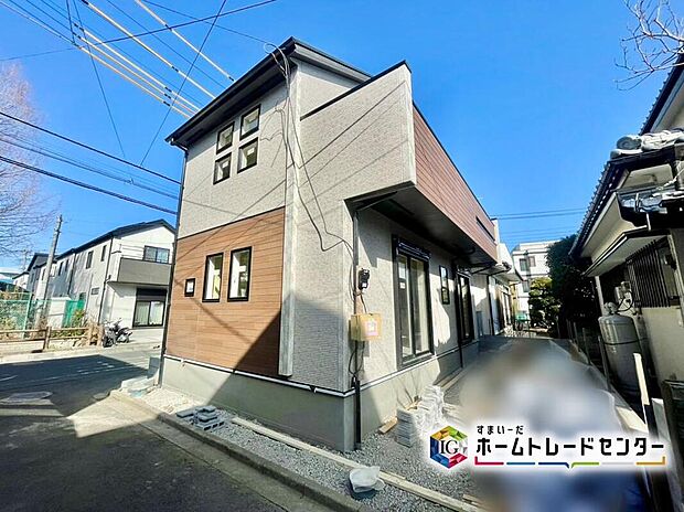 ☆外観の様子☆
周辺には緑豊かな場所が多く、穏やかな時が流れる落ち着いた住環境です。
ゆとりの広さを誇る魅力あふれる邸宅です。
省エネ性能ラベル取得！