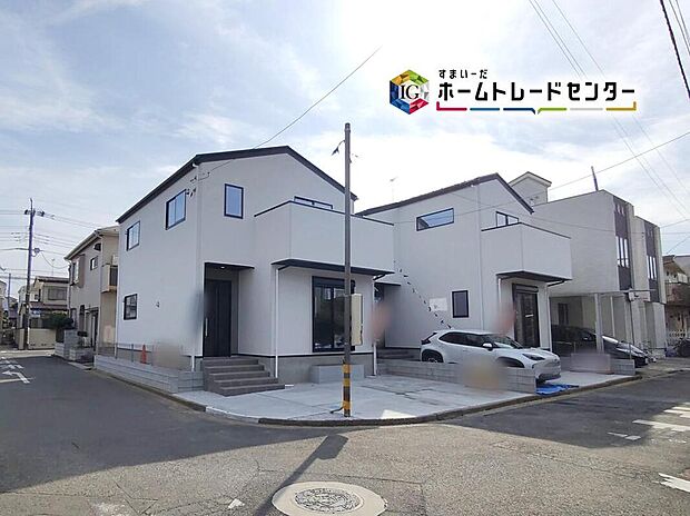 ☆外観の様子☆
優しい印象のベージュカラーの外観です。温もり感じるお住まいとなっております。
現地をご覧いただきながら、住まいの夢をお聞かせください。