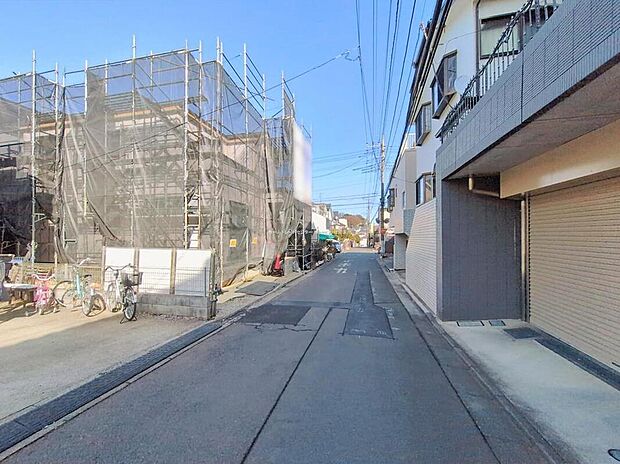 ☆前面道路の様子☆
カースペース２台可能です。
平日・お仕事帰りなど、いつでもご案内いたします！お気軽にお問い合わせ下さい。