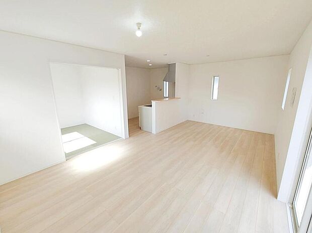 ☆Livingroom☆
隣り合う和室を開放すれば、ひときわ広々とした空間になるリビングダイニング。