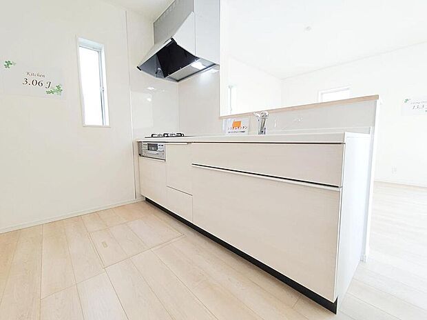 ☆Kitchen☆
窓付きの明るく爽やかなキッチンスペース。床下収納もございますので、いつでもすっきりとお使い頂けそうです。
