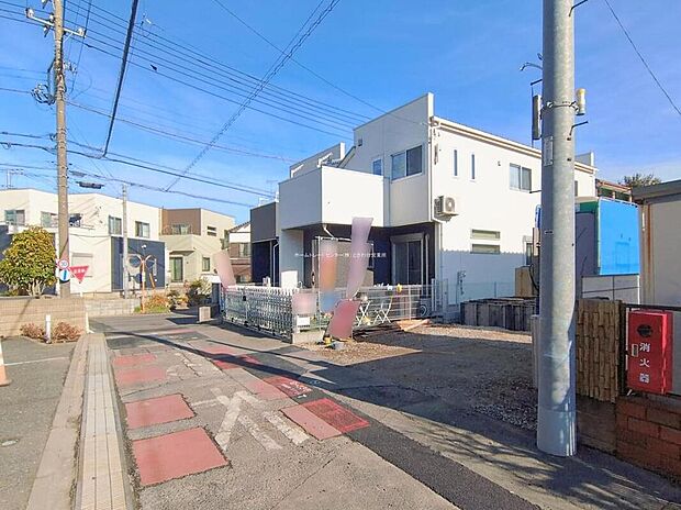 ☆前面道路の様子☆
カースペース2台可能です。
平日・お仕事帰りなど、いつでもご案内いたします!お気軽にお問い合わせ下さい。