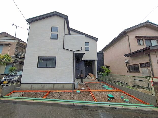 ☆外観の様子☆
敷地32.75坪、広いLDKと充実収納hの快適な暮らしを叶える邸宅。
小・中学校学校歩7分内、公園歩7分の子育てにも嬉しいロケーション。