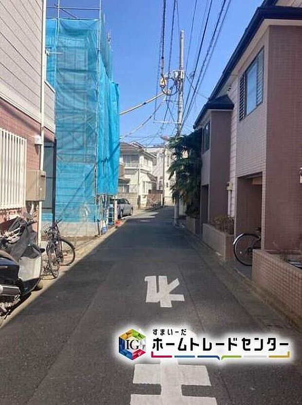 ☆前面道路の様子☆
ビルトインガレージの車庫は雨からお気に入りのお車を守ってくれます♪
平日・お仕事帰りなど、いつでもご案内いたします!お気軽にお問い合わせ下さい。