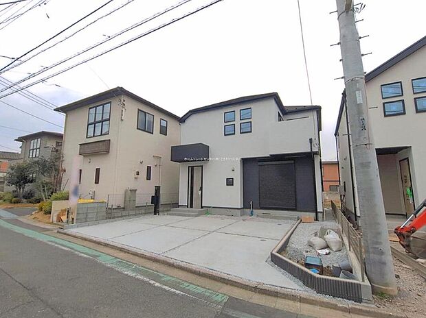 ☆外観の様子☆
全棟120m2超えの陽光溢れる3邸!
現地をご覧いただきながら、住まいの夢をお聞かせください。