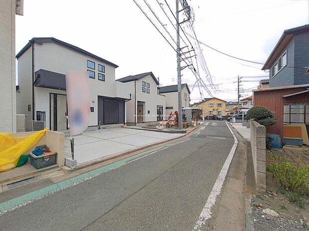 ☆前面道路の様子☆
カースペース2台可能です。
この街で・この家で暮らしたいと思わせる理由を是非現地でお確かめ下さい。