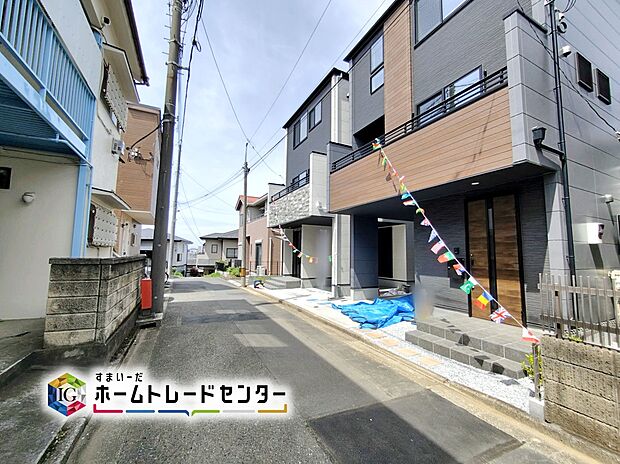 ☆前面道路の様子☆
ビルトイン車庫ございます。
当日のご見学予約も承ります。同じものは２つとない「夢のマイホーム」との出会いが待っているかもしれません。