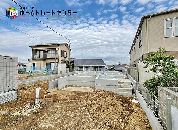 ☆現地の様子☆
シンプルでスマートな箱をコンセプトとしたデザイナーズ住宅。
省エネ性能ラベルを取得したZEH水準の新築戸建てです。