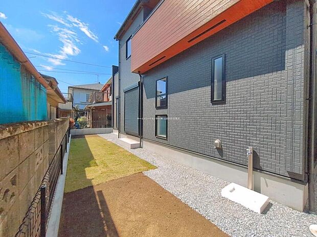 ☆Garden☆
心地よい風を感じながら、庭で過ごすひとときに癒やされます。子どもたちが元気に走り回る姿を眺めたり、少しずつ手を加えて理想の空間を作ったり。何気ない日常が豊かになるお庭です。