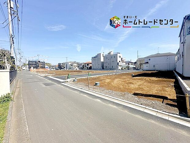 ☆前面道路の様子☆
カースペース２台可能です。
平日・お仕事帰りなど、いつでもご案内いたします！お気軽にお問い合わせ下さい。