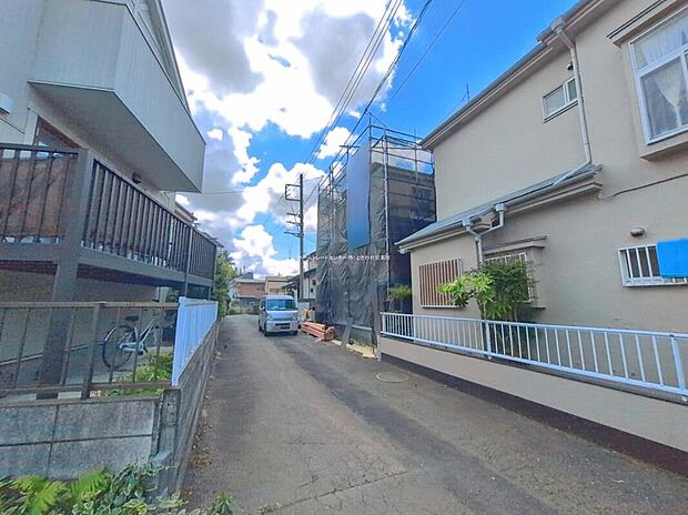 ☆前面道路の様子☆
カースペース2台可能です。
この街で・この家で暮らしたいと思わせる理由を是非現地でお確かめ下さい。