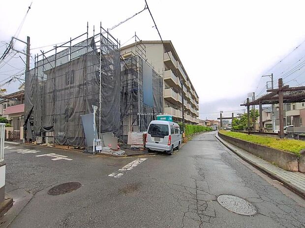 ☆前面道路の様子☆
カースペース２台可能です。
この街で・この家で暮らしたいと思わせる理由を是非現地でお確かめ下さい。
現地をご覧いただきながら、住まいの夢をお聞かせください。