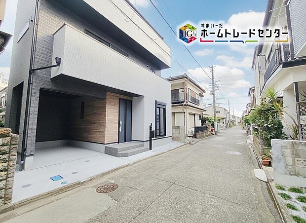 ☆前面道路の様子☆
ビルトイン車庫ございます。
現地をご覧いただきながら、住まいの夢をお聞かせください。