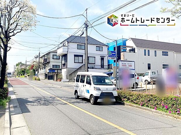 ☆前面道路の様子☆カースペースございます。前面道路広々としており、開放感がございます。平日・お仕事帰りなど、いつでもご案内いたします!お気軽にお問い合わせ下さい。