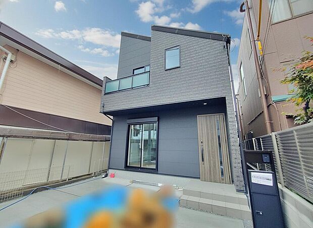 ☆外観の様子☆
壁掛けタイプの熱交換気システム「IAQ-V」採用♪
住宅性能評価書取得住宅、耐震に優れた工法を採用、一生住む家だから構造にも環境にもこだわりを。