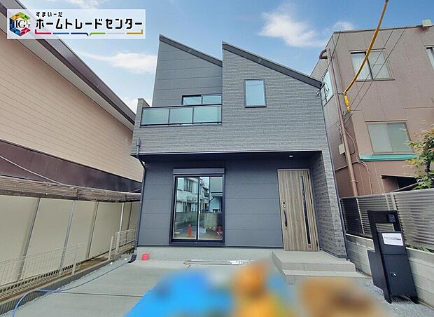 ☆外観の様子☆
洗練されたデザインのお洒落なお住まいです。ゆとりの広さを誇る魅力あふれる邸宅の完成です。
買い物施設や教育施設が近く住み心地良好です♪