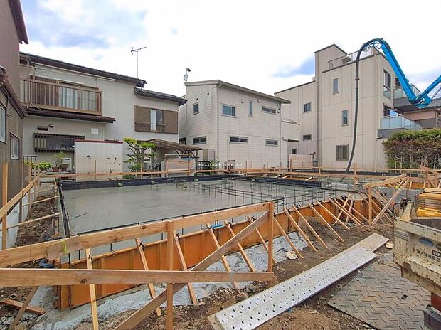 ☆現地の様子☆
長期優良住宅+住宅性能表示【建設】【設計】W取得の永住邸です。
食洗機付対面キッチン、折上げ天井&ポップアップ天井を配したおしゃれなLDK、室内物干し付きなど設備充実♪