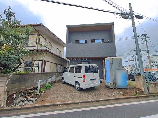☆外観の様子☆
東武東上線「上福岡」駅 徒歩12分!
風&光を感じる開放感に強く心惹かれるおしゃれなデザイン住宅です。