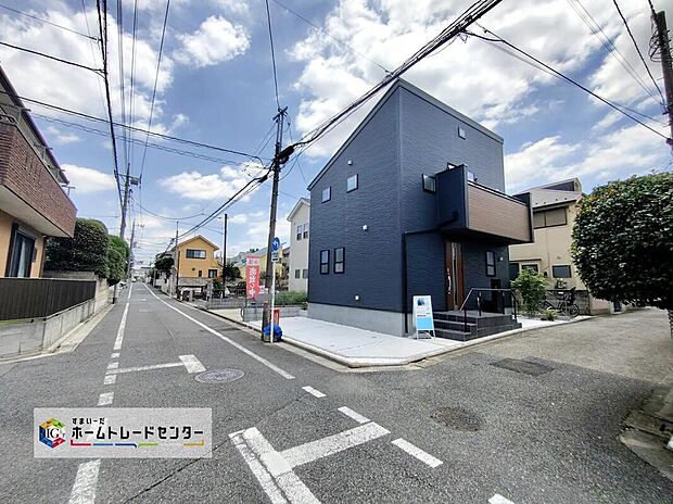☆前面道路の様子☆
敷地内に駐車スペース完備。
当日のご見学予約も承ります。同じものは２つとない「夢のマイホーム」との出会いが待っているかもしれません。