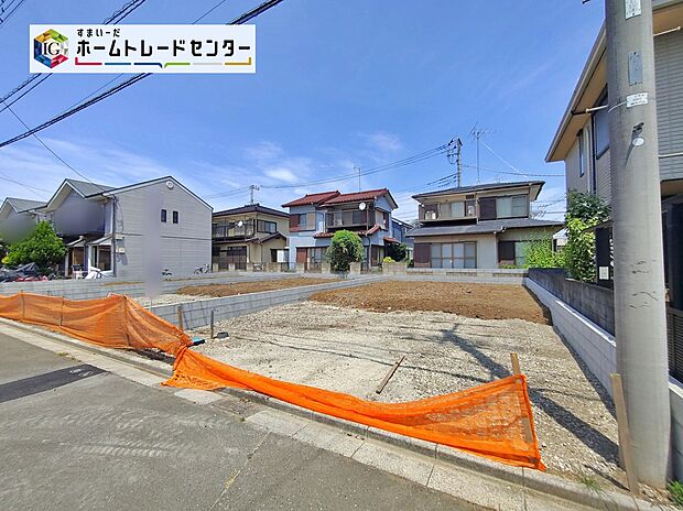 外観(敷地写真):南西側6m公道に面した整地済みの整形地。ブロック積みで区画が確保され、周囲は戸建てが建ち並ぶ静かな住宅街。明るく落ち着いた住環境が感じられます。