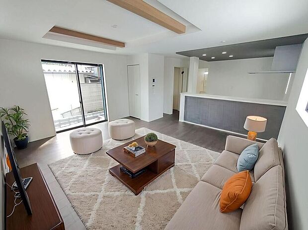 ☆LivingRoom☆お陽さまの光をさわやかな風をたっぷりとりこめます。室内はいつも明るい印象なので気持ちの良い朝を迎えられます。※家具をCGで加工しています。家具付き販売ではございません。