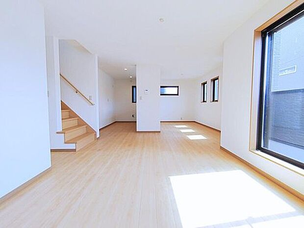 ☆LivingRoom☆
2階リビングは陽当たり・風通し共に良好で、ご家族みんなで過ごす空間をより居心地良くしてくれます。人目も気にならずプライバシーを確保することが出来ます。