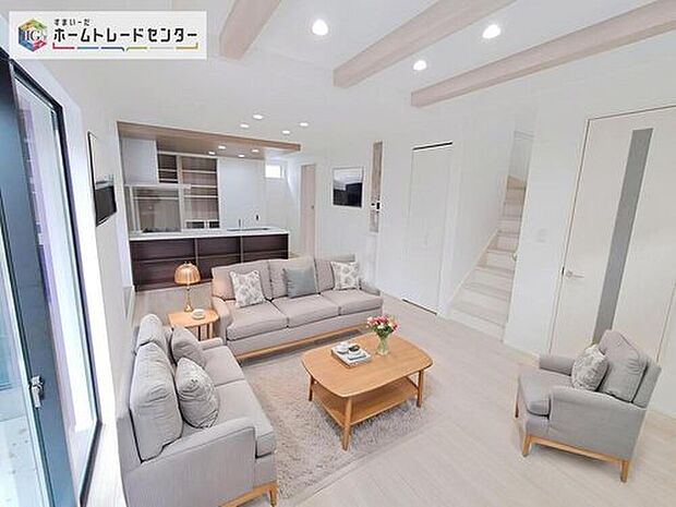 ☆LivingRoom☆
おしゃれでスタイリッシュな折上天井でお部屋に高級感が生まれます。
※写真はCG合成写真です。家具などは販売価格に含まれません。
