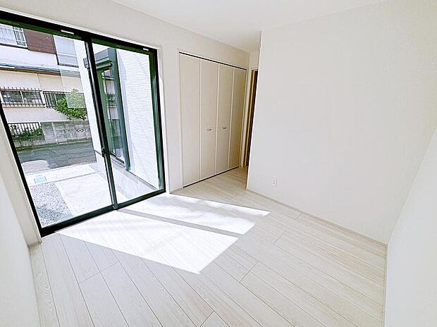 【☆Room☆】お陽さまの光をさわやかな風をたっぷりとりこめます。室内はいつも明るい印象なので気持ちの良い朝を迎えられます。