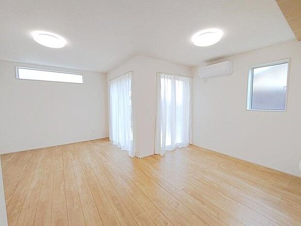 【リビング】広々16.87帖のLDK！対面キッチンからはLDK全体を見渡せます♪日当たりもよく、広々としたリビング。ゆったりとした家族のお時間を。