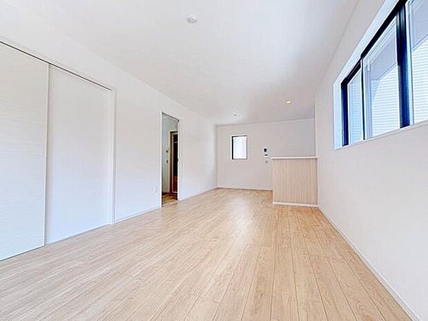 【リビング】複数の方角から部屋へ日光を採り入れることができるため、一日を通して陽当たりが良く部屋が明るくなります。今の時代に欠かせない換気も良好です！