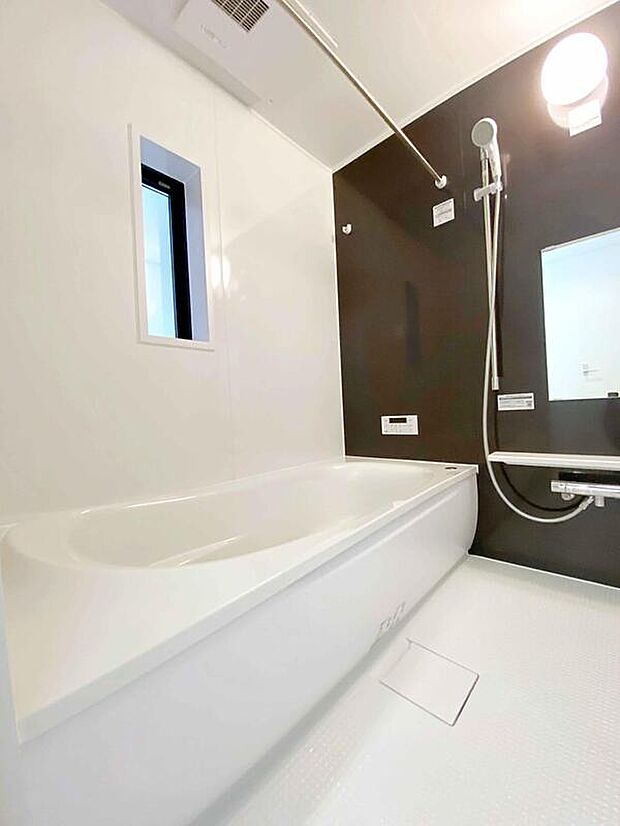 【浴室】窓付きのバスルーム。陽射し差し込む明るい環境は、日中の入浴も気持ち良くお使い頂けそうです。