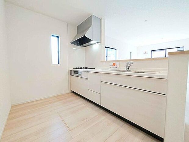 【☆Kitchen☆】窓付きの明るく爽やかなキッチンスペース。床下収納もございますので、いつでもすっきりとお使い頂けそうです。