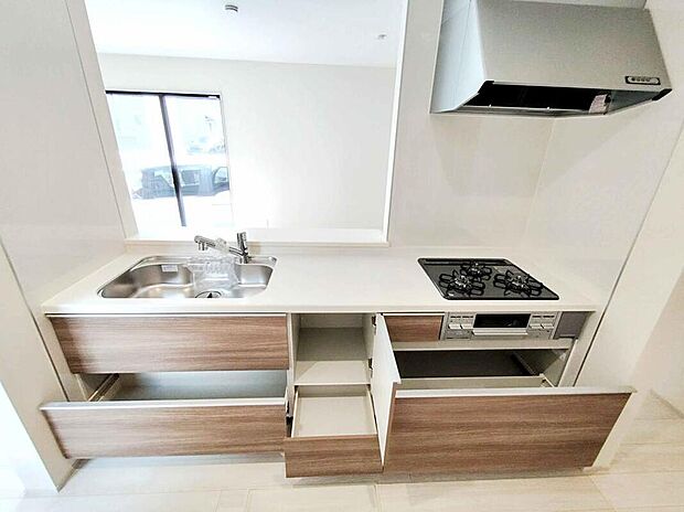 【キッチン】人気のある対面式キッチン♪お料理をしながら「今日どんなことがあったの？」も楽しみの一つです♪